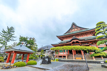 Naklejka premium 雨の甲斐善光寺 山梨県甲府市 KaiZenkoji in the rain. Yamanashi-ken Koufu city.
