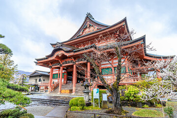 Fototapeta premium 雨の甲斐善光寺 山梨県甲府市 KaiZenkoji in the rain. Yamanashi-ken Koufu city.