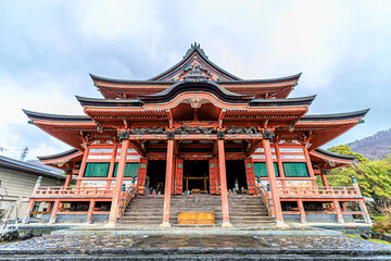Fototapeta premium 雨の甲斐善光寺 山梨県甲府市 KaiZenkoji in the rain. Yamanashi-ken Koufu city.