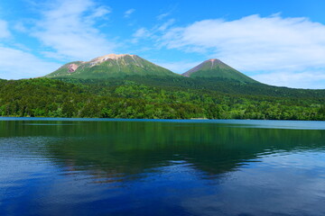 阿寒国立公園。神秘の湖、オンネトー。足寄、北海道、日本。6月下旬。