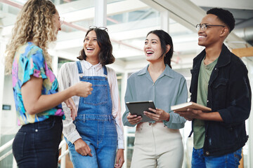 Obraz premium Thats an amazing idea. Shot of a group of businesspeople having a discussion in an office.