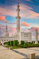 Fototapeta na wymiar Beautiful architecture of the Grand Mosque in Abu Dhabi at sunset, United Arab Emirates