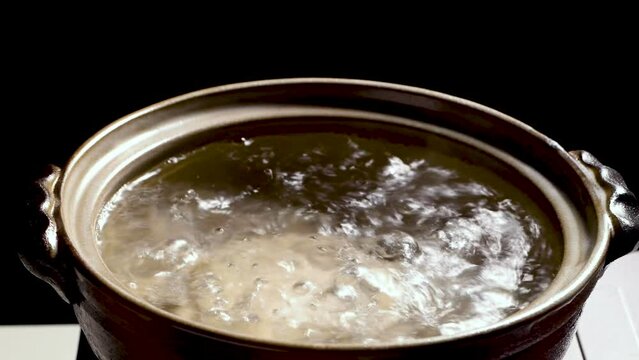 沸騰する土鍋と湯気