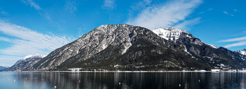 Österreichisches Tirol. Panoramablick über den Achensee (Osten) zwischen Achenkirch und Maurach. Blick von Norden nach Süden auf die Gipfel. Unnütz - Streichkopf - Hochiss - Seekarspitze, Rofanspitze 