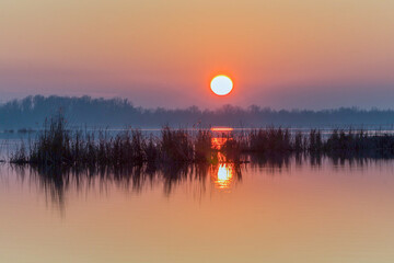 Zachód słońca nad jeziorem Drużno