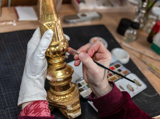 Restaurierung eines goldenen antiken Kerzenständers
