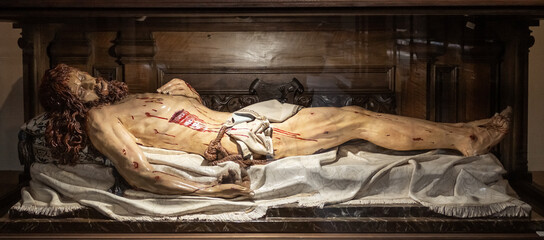 Cristo yacente del santo sepulcro, obra de Miguel A. Tapia, semana santa de Valladolid, España