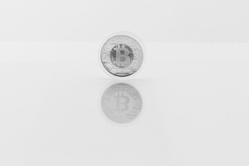 srebrny bitcoin - symboliczna waluta