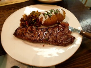 steak with mashed potatoes