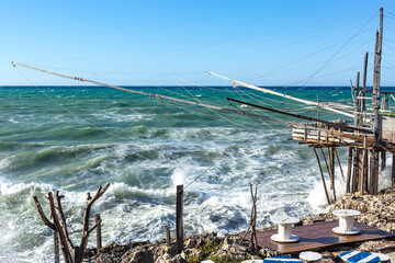 Trabucco nel Gargano (Puglia):  è un'imponente costruzione realizzata in legno strutturale che consta di una piattaforma protesa sul mare usata per la pesca.