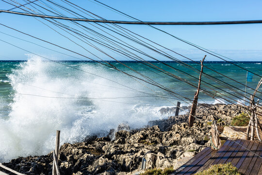 Trabucco nel Gargano (Puglia):  &egrave; un'imponente costruzione realizzata in legno strutturale che consta di una piattaforma protesa sul mare usata per la pesca.