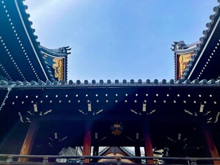 Fototapeta na wymiar tile roof tile temple spring japan kyoto blue sky sky simple rooftop roof 京都 春 日本 青空 空 屋根 瓦 屋根瓦
