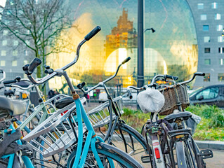 Fahrräder vor einer modernen Markthalle in Rotterdam, Niederlande