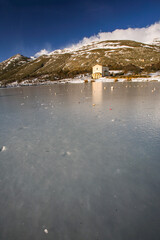 Obraz premium Lago ghiacciato a Santo Stefano di Sessanio in Abruzzo - Italia