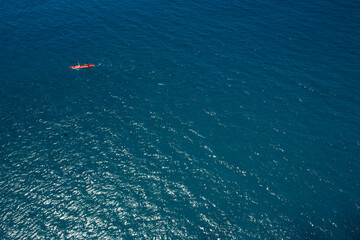 canoa rossa in mezzo al mare