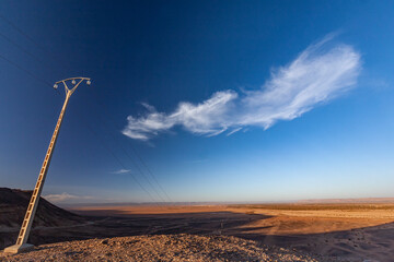 Paesaggio desertico in marocco con un palo della luce in primo piano 