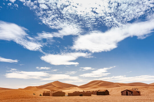Paesaggio desertico in marocco con abitazioni precarie 