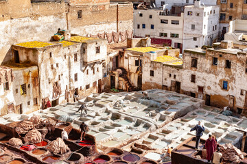 La conceria tradizionale nel cuore della medina di Fez Marocco con pozzetti di tinta