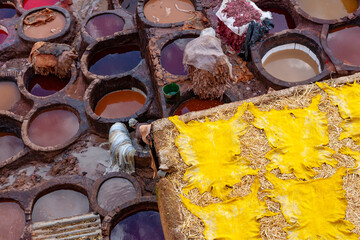 La conceria tradizionale nel cuore della medina di Fez Marocco con pozzetti di tinta - obrazy, fototapety, plakaty