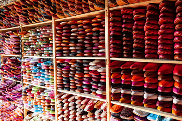 Le babbucce, tipiche scarpe marocchine esposte in serie in un bazar a fez