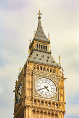 Torre dell'orologio "Big Ben" a Londra  isolata su sfondo cielo 