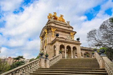 Obraz premium Cascada del Parc de la Ciutadella in Barcelona, Spain. Fountain and monument with an arch and central Venus statue in a 19th-century park 