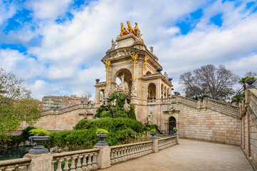 Obraz premium Cascada del Parc de la Ciutadella in Barcelona, Spain. Fountain and monument with an arch and central Venus statue in a 19th-century park 