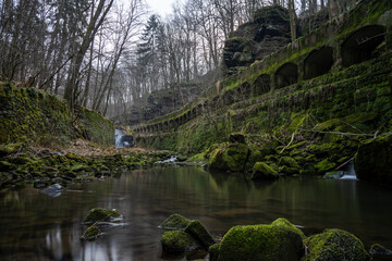 Fototapeta na wymiar Wanderung durch die Lohmener Klamm- Historisches Wasserkraftwerk