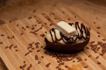 Mini ovo ao leite . Recheio d ninho com kit Kat (foto de cima) Mini milk egg. Nest stuffing with...