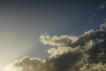 Wolken Himmel mit dichter Bewölkung und wenig blauem, unbedecktem Himmel
