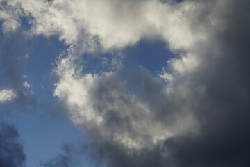 Obraz premium Dreidimensional 3D wirkender Himmel mit Wolken nach einem Regen, Cumulus und für Wetterbericht geeignet