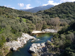 Fototapeta na wymiar Fluss in den Bergen auf Korsika