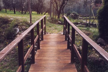 Obraz premium Shot of a beautiful wooden bridge at sunrise .