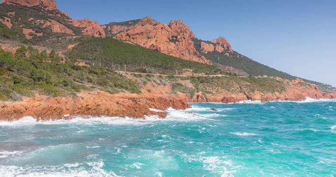 Littoral du Massif de l'Esterel sous les vagues de la Mer M&eacute;diterran&eacute;e