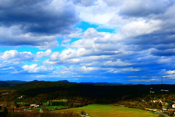 Paysage dans la campagne avec montagnes