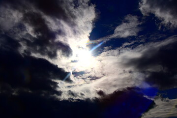 Ciel avec soleil &eacute;blouissant