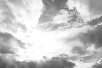 Ciel avec soleil &eacute;blouissant en noir et blanc