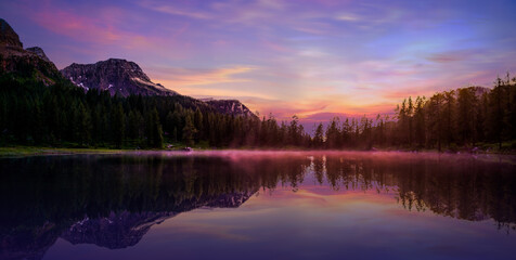 Reflet du lac avec coucher de soleil et montagne,