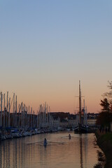 Fototapeta na wymiar Ruderboote im Sonnenuntergang in Vannes (Frankreich)