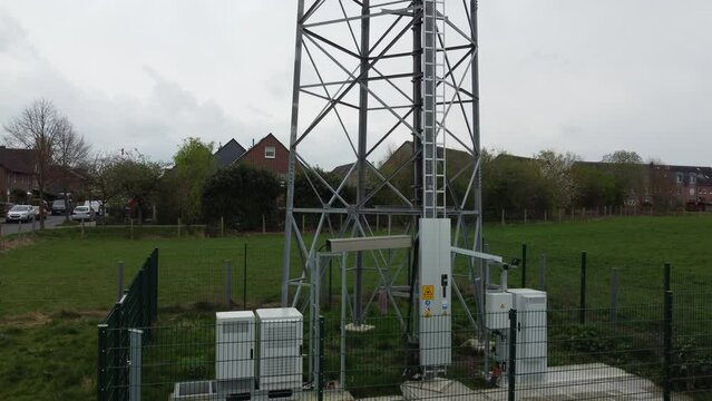 Ein Handy Funkmast kurz vor einem Wohngebiet im Hintergrund der Rhein bei K&ouml;ln