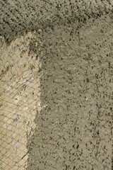 The master throws a solution of liquid concrete on the wall, the first layer of plaster on the wall.