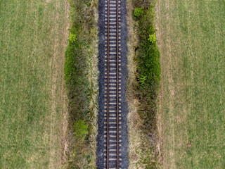 Ein Stück Bahnlinie im Grünen von oben mit der Drohne fotografiert.