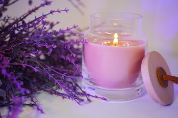 Obraz na płótnie Canvas Purple candle and lavender on the table