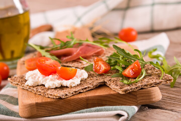 Crispy rye bread with sesame seeds, ham and cottage cheese.