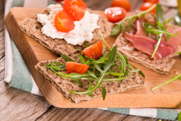 Crispy rye bread with sesame seeds, ham and cottage cheese.