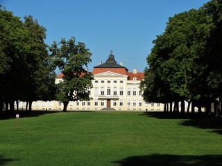 Pałac w Rogalinie - dawna siedziba rodu Raczyńskich, obecnie muzeum, w otaczającym parku rosną...