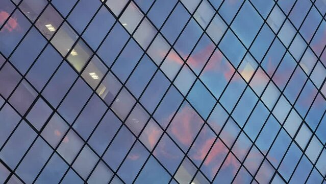 El movimiento del sol en el atardecer en una fachada arquitect&oacute;nica geom&eacute;trica