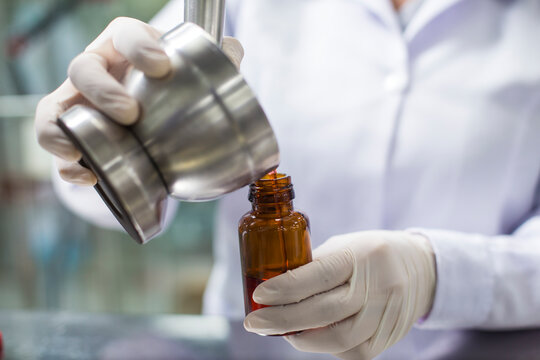 Mujer preparando recetas en laboratorio farmace&uacute;rico