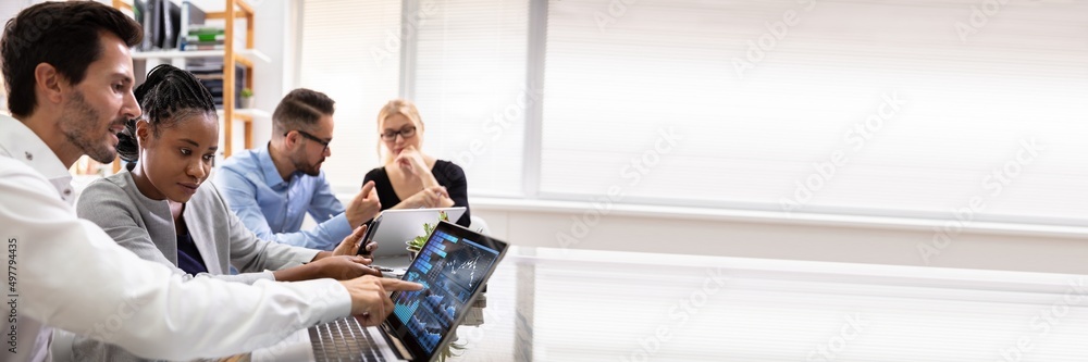 Aufkleber group of businesspeople examining graph on computer