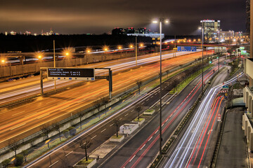 Obraz na płótnie Canvas Nächtlicher Verkehr auf Deutschen Autobahn, hier auf der A3 bei Frankfurt. (Lighttrails durch Langzeitbelichtung)